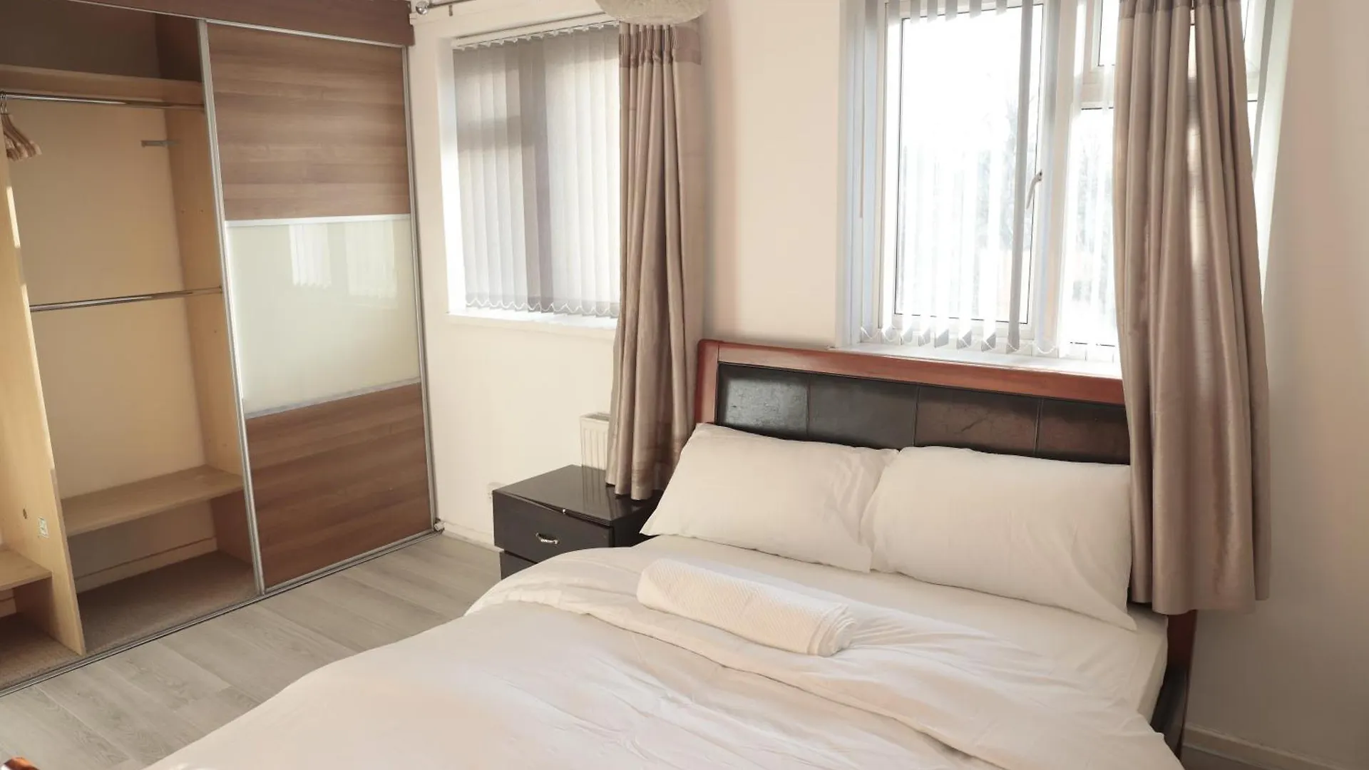 Maitland Luxury 2 Bedroom Greenwich Apartment With Good Living Space Sleeps 5 Guest- 1 Minute From Greenwich Dlr Station Londyn