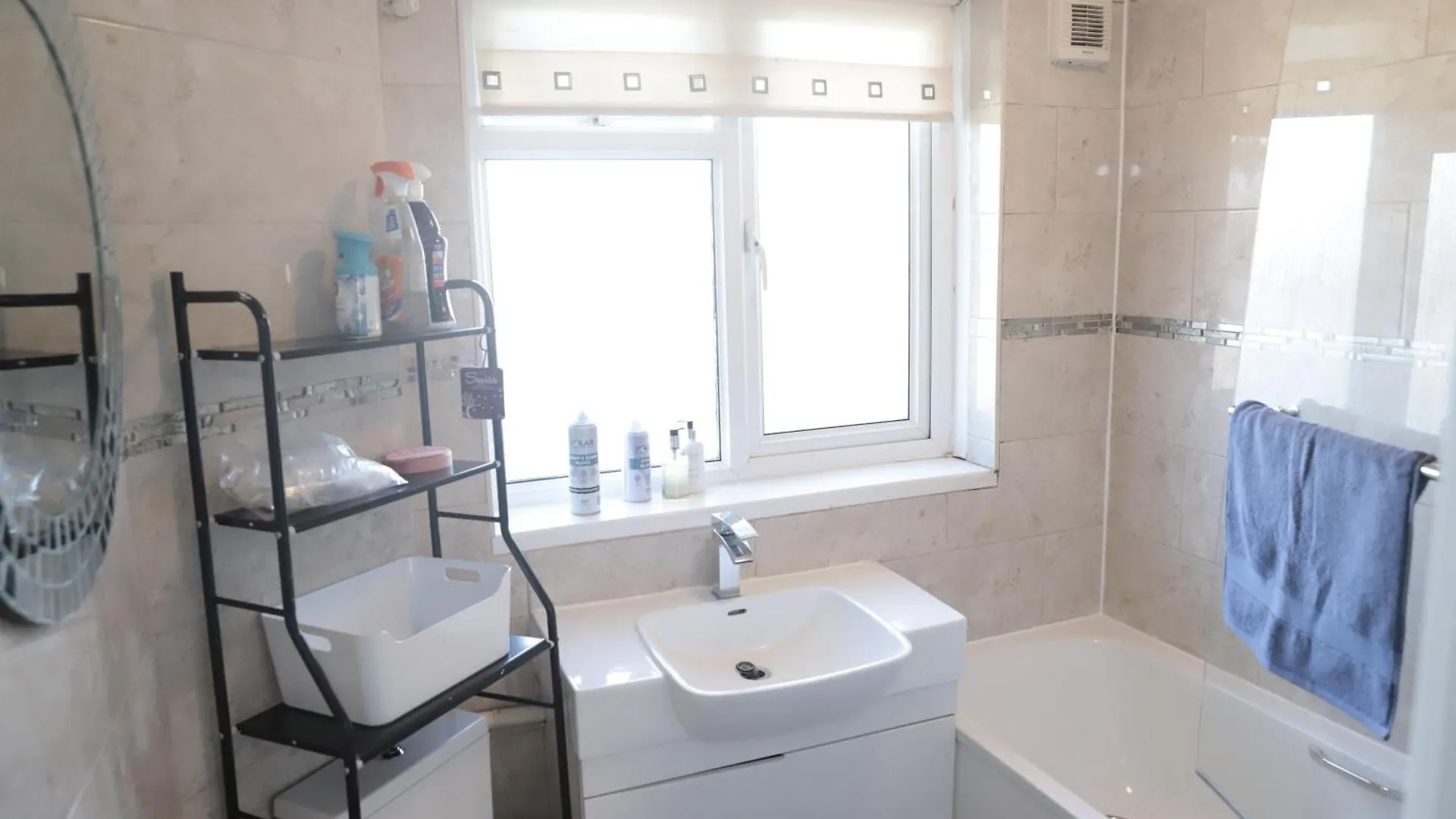 Maitland Luxury 2 Bedroom Greenwich Apartment With Good Living Space Sleeps 5 Guest- 1 Minute From Greenwich Dlr Station London
